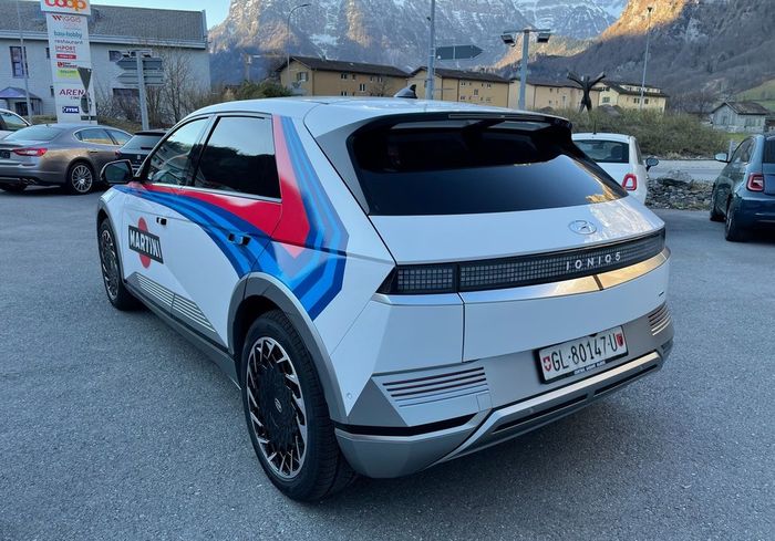 Modifikasi Hyundai IONIQ 5 bergaya rally look pakai livery Martini Racing