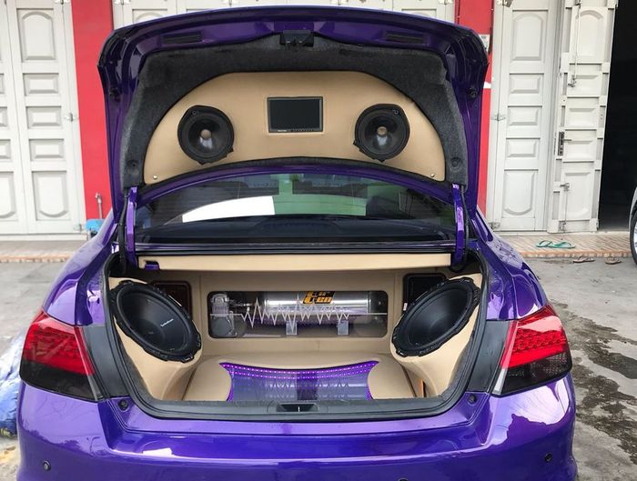 Audio custom pada bagasi Honda Accord