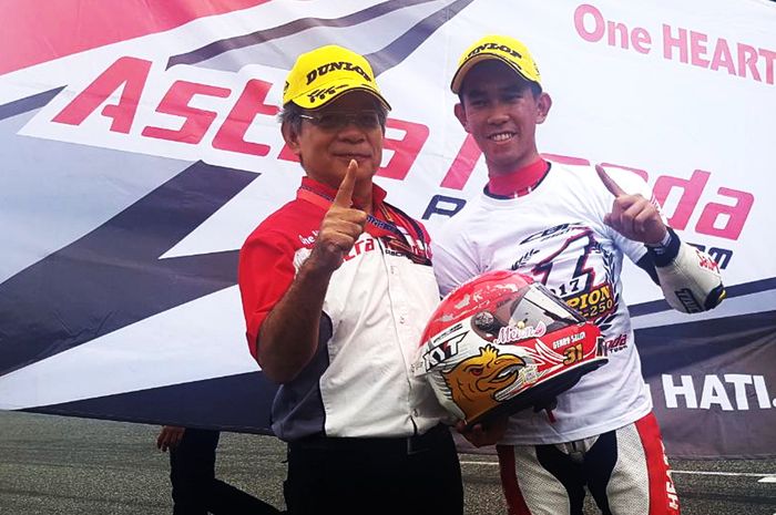 President Director AHM, Toshiyuki Inuma foto bareng Gerry Salim yang tampil sebagai juara Asia kelas AP250 di ARRC 2017