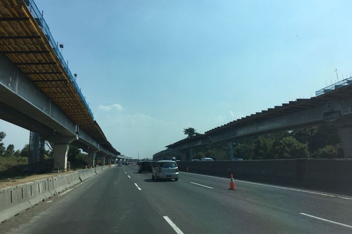 Km 44 Jalan Tol Jakarta Cikampek arah Jakarta.
