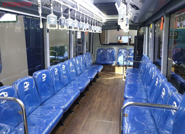 Hino FB 130 - Tayo Interior serba biru. Konfigurasi kursi menyamping berhadapan 