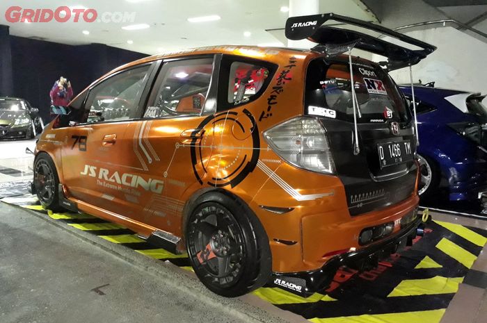 Honda Jazz bergaya street racing