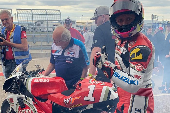 Kevin Schwantz dengan motor andalannya Suzuki RGV500 di acara ADAC Sachsenring Classic 2022