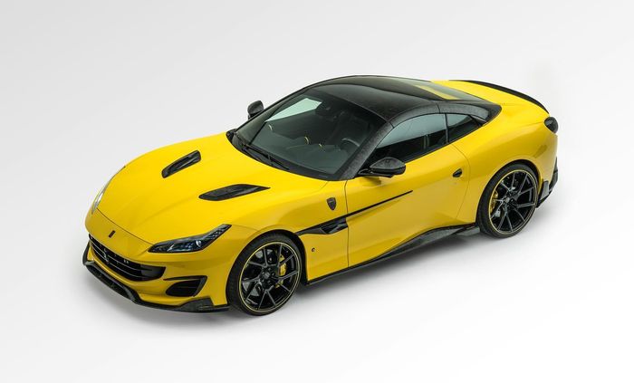 Seluruh tubuh Ferrari Portofino dihiasi body kit serat karbon bercorak
