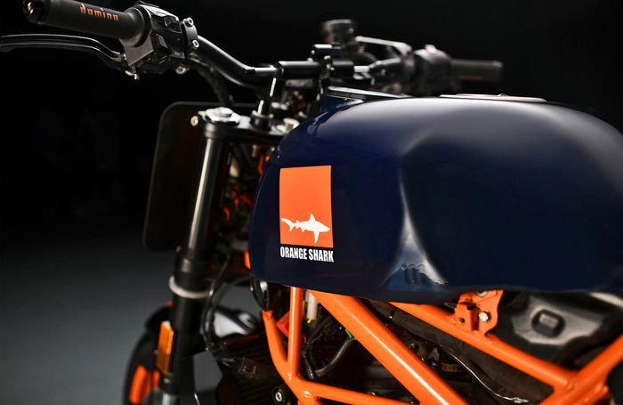 Warna oranye dan biru gelap menjadi sentuhan akhir motor ini