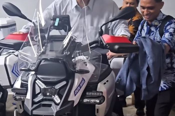 Menteri Keuangan RI, Purbaya Yudhi Sadewa saat menjajal moge BMW R 1300 GS Adventure milik Detasemen Pengawal