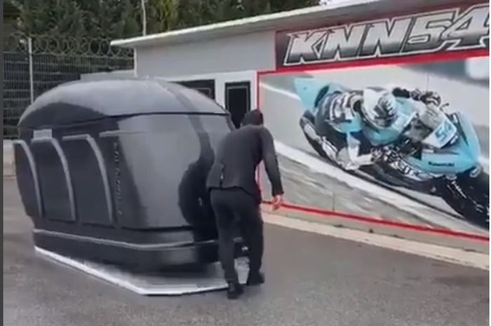 Tempat penyimpanan motor 