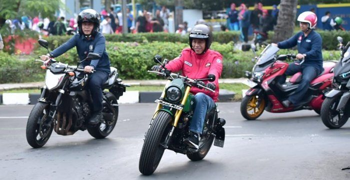 Jokowi bersama rombongan berkendara santai di Tangerang