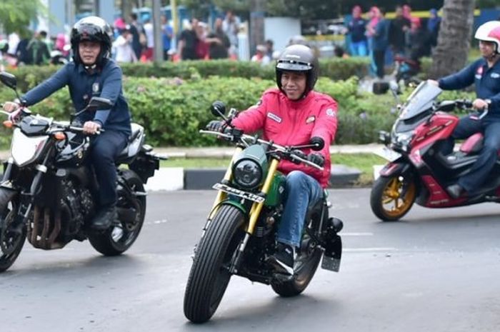 Jokowi bersama rombongan berkendara santai di Tangerang