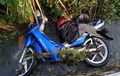Suzuki Shogun Basah-basahan di Parit, Warga Geger Tak Temukan Pemilik, Cuma Helm, SIM, Pakaian