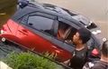 Petaka Honda Brio Tenggelam di Rawa, Satu Keluarga Tewas Terjebak di Kabin
