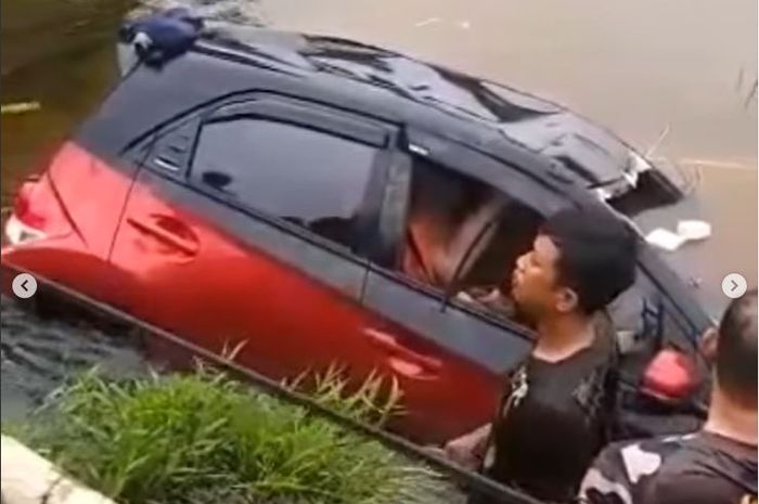 Honda Brio tenggelam di rawa hingga membuat satu keluarga tewas terjebak di kabin