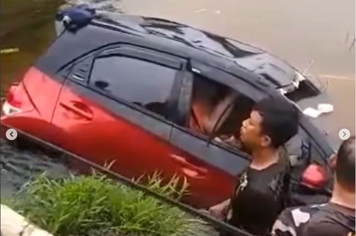 Honda Brio tenggelam di rawa hingga membuat satu keluarga tewas terjebak di kabin