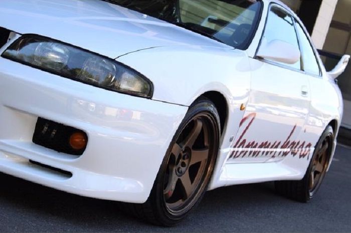 Tampilan samping Nissan Skyline R33 GT-R ubahan Tommykaira 