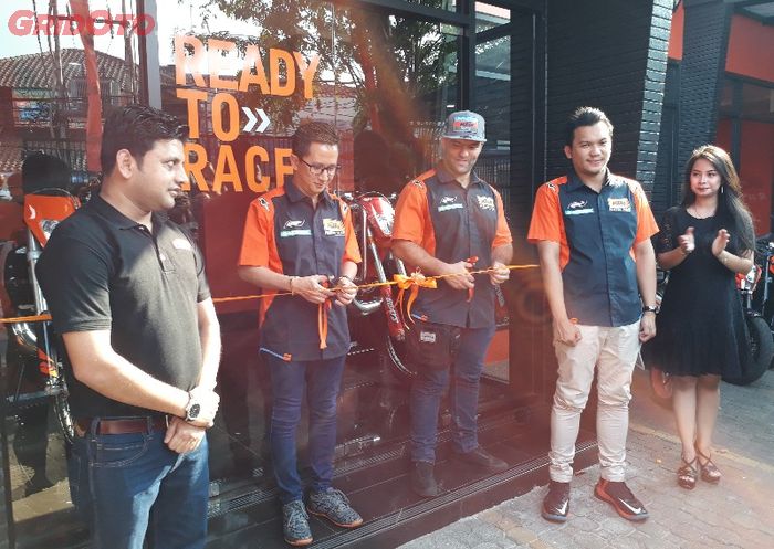 Kristianto Goenadi dan Arnaud Dechamps gunting pita resmikan diler KTM Bintaro