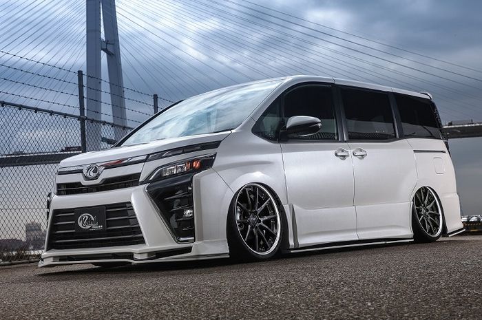 Toyota Voxy hasil modifikasi Kuhl Racing