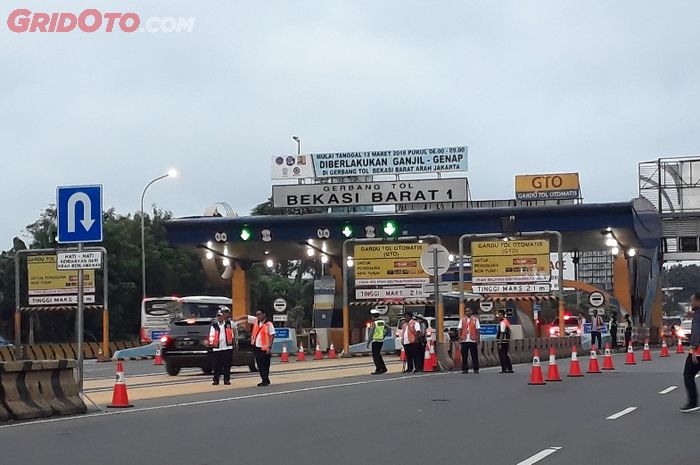 Kondisi gerbang tol Bekasi Barat di hari pertama kebijakan ganjil genap