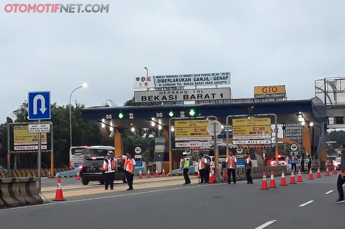 Kondisi gerbang tol Bekasi Barat di hari pertama kebijakan ganjil genap