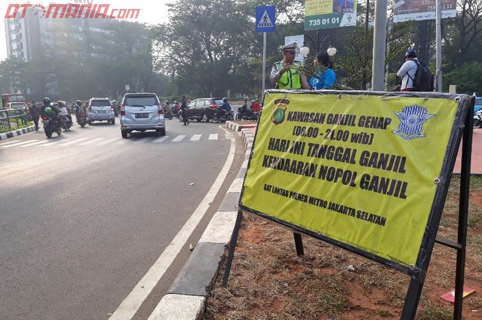 Plang Ganjil Genap di Perempatan Lebak Bulus