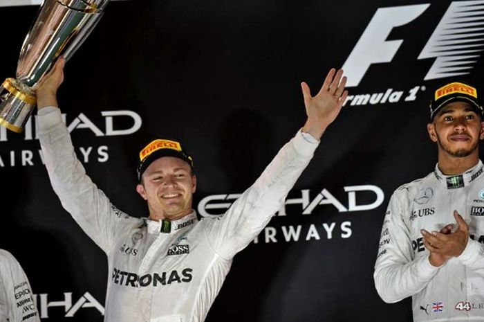 Nico Rosberg (kiri) juara dunia Formula 1 2016 dan rekannya Lewis Hamilton (kanan)