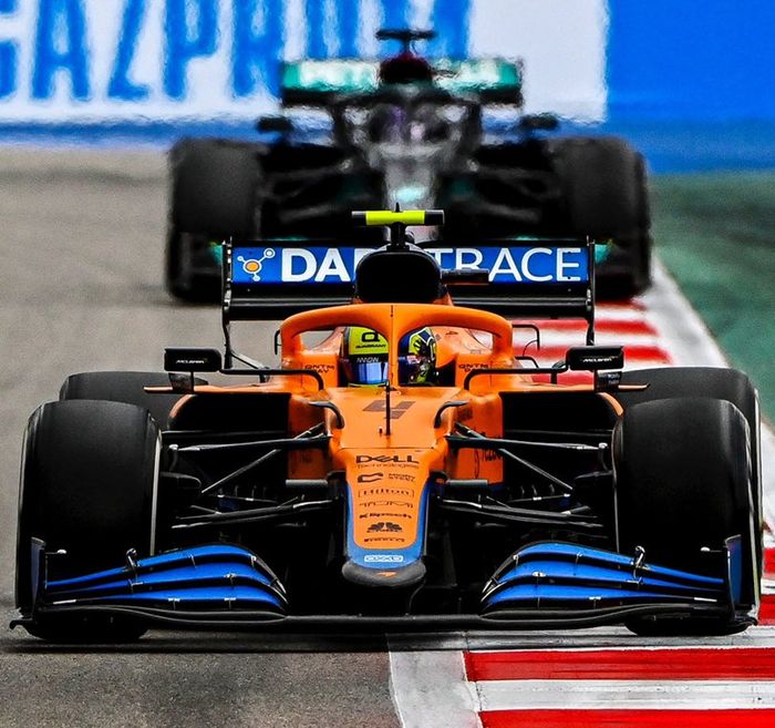 Lando Norris berada di jalur kemenangan setelah menahan Lewis Hamilton di paruh kedua balap F1 Rusia 2021