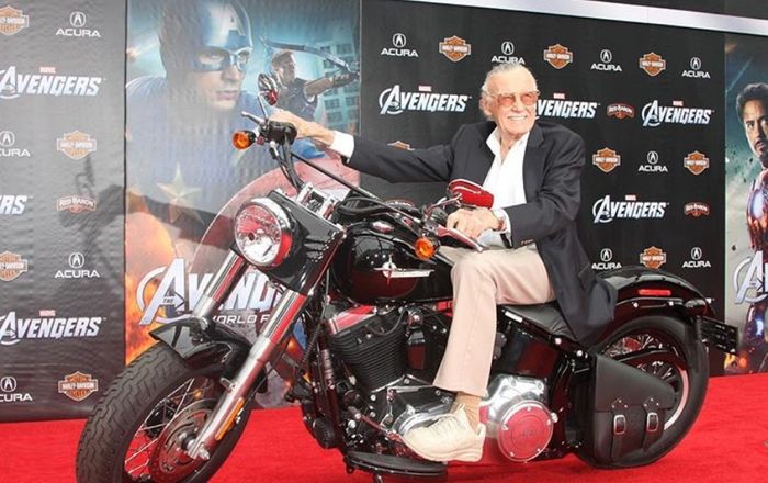 Stan Lee di atas motor yang dipakai Captain America