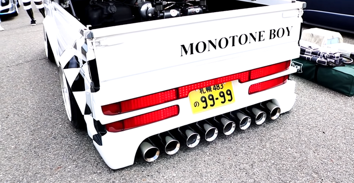 8 lubang knalpot tertanam di bumper belakang pikap Daihatsu Hijet