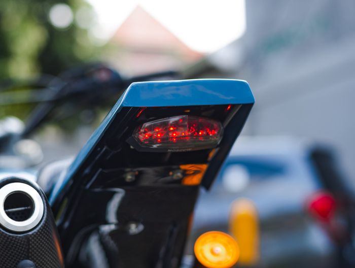 Di bagian bawah sepatbor belakang Yamaha WR155 R modif ini terdapat stoplamp LED