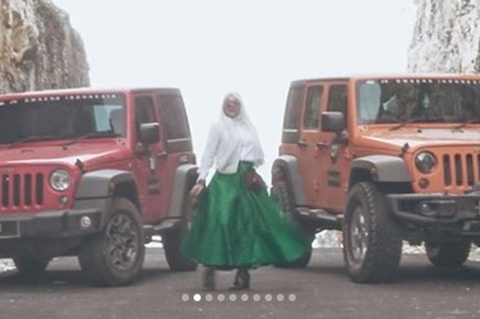 Sarita Abdul Mukti saat turing bersama Jeep Wrangler