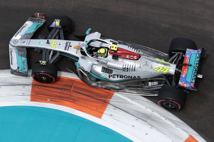 Lewis Hamilton diberi kesempatan sampai akhir Mei untuk melepas tindikannya jika tidak akan kena denda di F1 Monako 2022