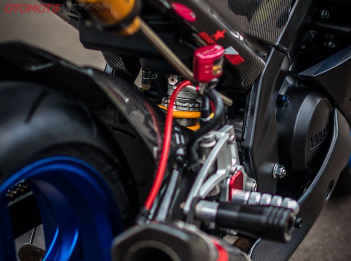 Monosok Yamaha R15 menggunakan Ohlins lengkap dengan tabung memberikan kesan sporty di R15