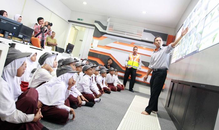 Para siswa mengunjungi ruangan sentral informasi dan komunikasi Astra Tol Tangerang-Merak