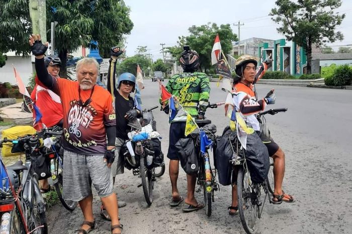 Sejumlah warga dari Bandung rela menggowes sepeda untuk menonton MotoGP Indonesia 2022 di Sirkuit Mandalika, Nusa Tenggara Barat