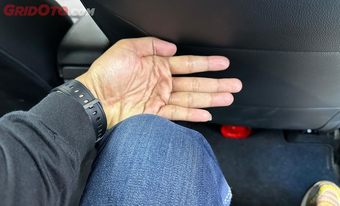 Posisi jok sopir direbahin, menyisakan ruang legroom yang masih lega sekitar 5 jari lebih