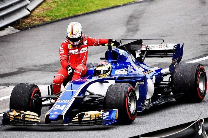 Pascal Wherlein membonceng pembalap Ferrari Sebastian Vettel di GP F1 Malaysia 2017
