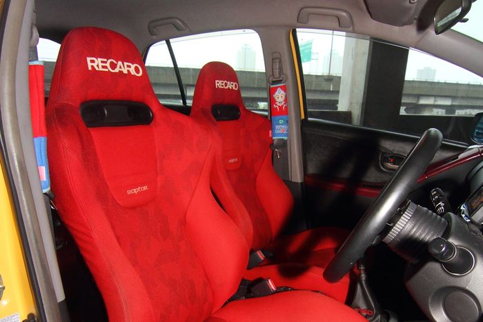 Tampilan kabin racing modifikasi Toyota Yaris bakpao bermesin turbo