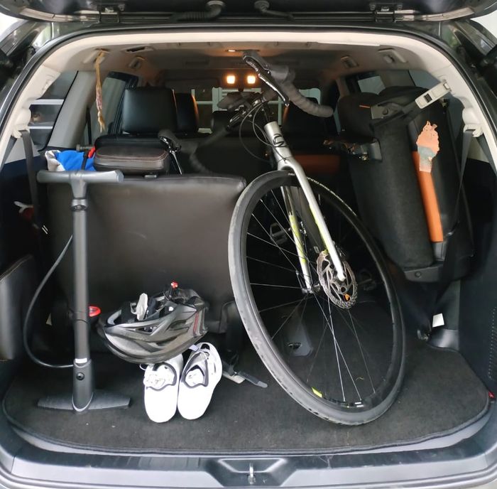 Membawa sepeda di kabin mobil
