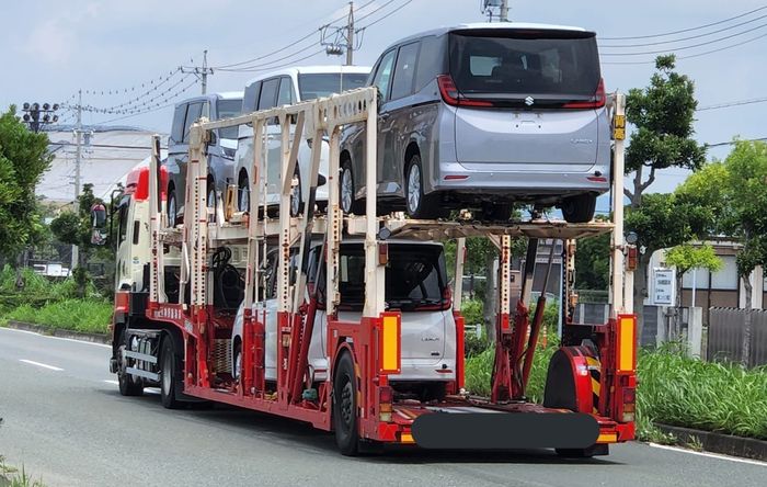 Potret mobil yang diduga Suzuki Landy terbaru oleh pengguna Twitter @42takachimu24.