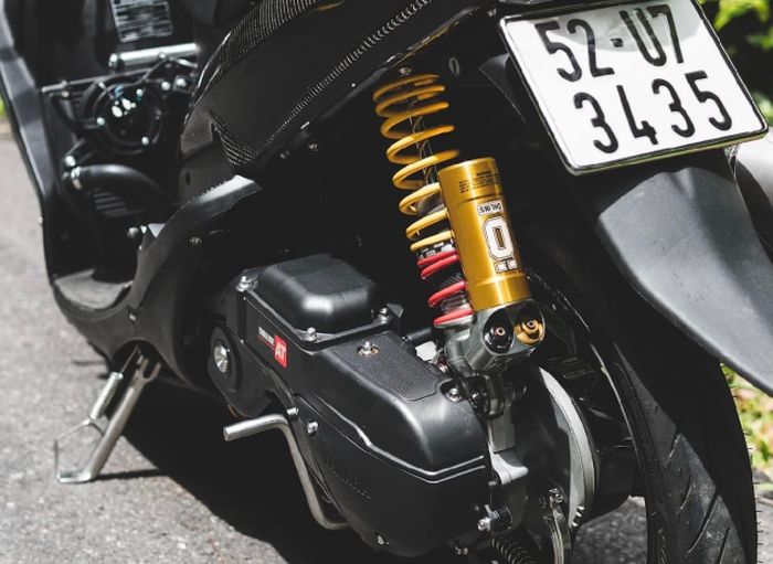 Suspensi belakang pakai shock Ohlins TTX