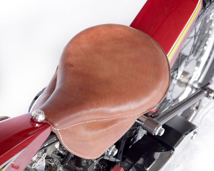 Jok single seat dengan balutan kulit coklat