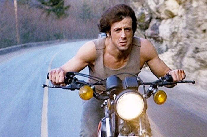 Aksi Rambo di film First Blood (1982) menggunakan Yamaha XT250