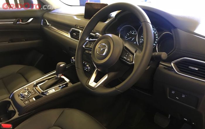 Interior dan fitur Mazda CX-5 Touring tak jauh berbeda dibanding CX-5 GT