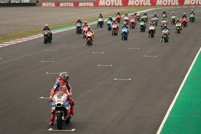 Jack Miller melihat semua pembalap yang berada jauh di belakang garis startnya