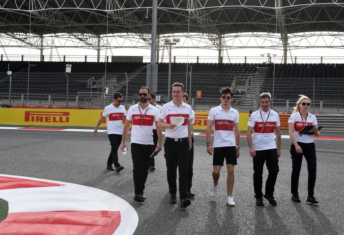 Charles Leclerc (tengah) dan kru tim Sauber saat meninjau sirkuit Bahrain yang akan dipakai balap F1 putaran kedua musim 2018