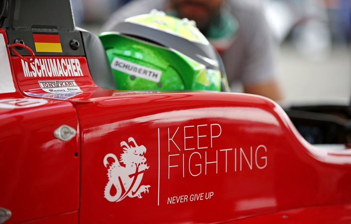 Mobil balap F3 Mick Schumacher diberi tulisan yang memberi semangat kepada ayahnya, Michael Schumecher yang masih berjuang dengan kondisi kesehatannya