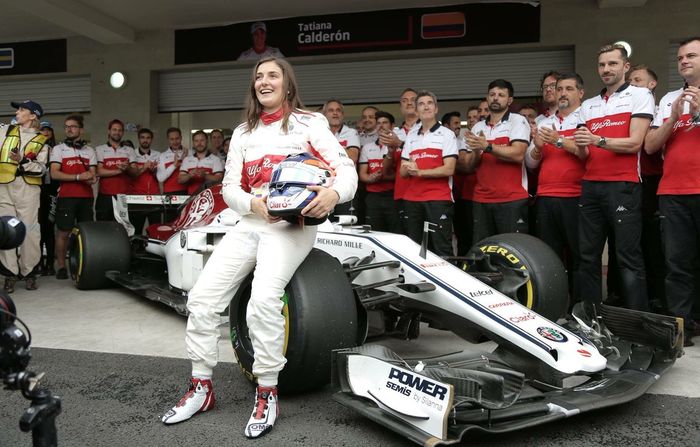 Tatiana Calderon pembalap wanita asal Kolombia, saat mencoba mobil F1 Sauber usai GP F1 Meksiko