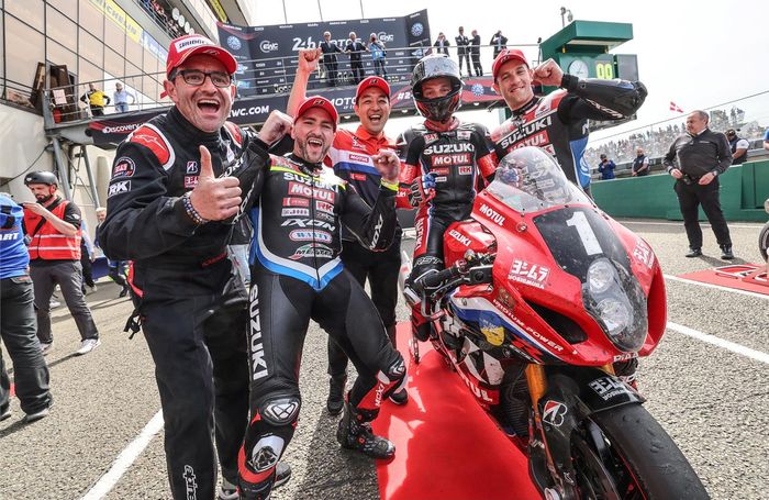 Pembalap tim Yoshimura SERT Motul dan penampakan Suzuki GSX-R1000R yang telah digeber selama 24 jam di balap ketahanan 24 Hours of Le Mans (17/4/2022)