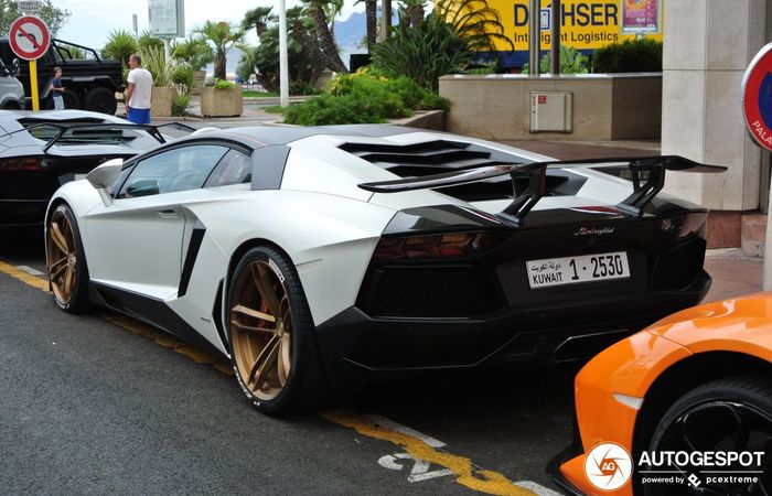 Tampilan belakang Lamborghini Aventador LP900-4 pakai body kit Molto Veloce