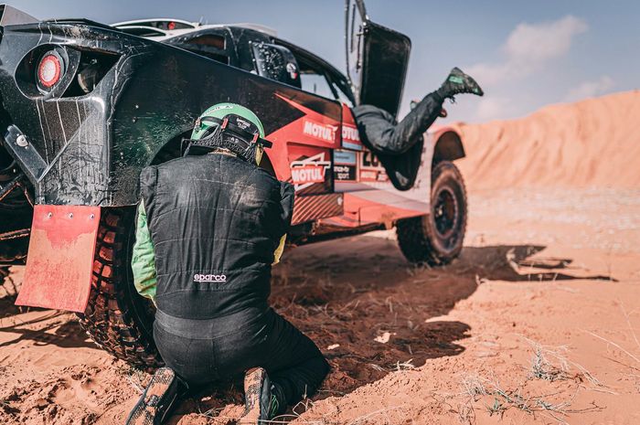 Salah satu peserta Reli Dakar 2022 di Arab Saudi mengalami masalah dalam menempuh rute di hari keempat