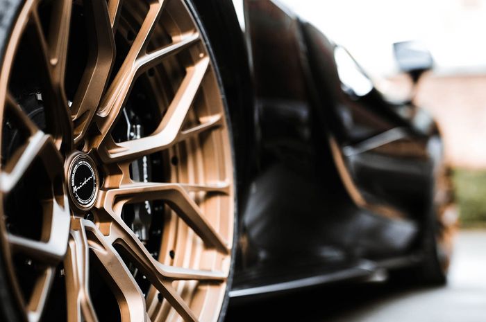 Pelek Brixton Forged terpasang pada McLaren 570S Spider